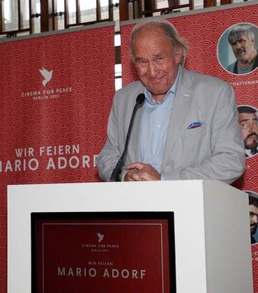 Michael Mendl hält die Laudatio bei der Gala Verleihung Ehrenpreis fuer Mario Adorf im China Club Berlin.