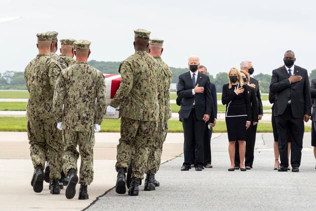 Bilder des Jahres 2021, News 08 August News Themen der Woche KW34 News Bilder des Tages STYLELOCATIONU.S President Joe Biden, First Lady Jill Biden and Defense Secretary Lloyd Austin III salute during the transfers of the remains of Navy Corpsman Maxton W. Soviak at Dover Air Force Base August 29, 2021 in Dover, Delaware. The remains of 11 Marines, a Navy medic and an Army staff sergeant, killed in Afghanistan were airlifted home. Dover United States of America - ZUMAp138 20210829_zaa_p138_013 Copyright: xJasonxMinto U.S.xAirx