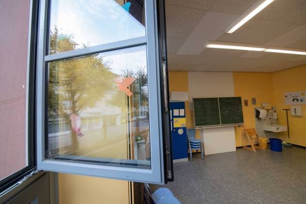 Achtung, Lüften Wegen der Pandemie müssen Schulen alle 20 Minuten in Klassenzimmern lüften, dies wird protokolliert. Wie setzen Lehrkräfte dies an Lampertheimer Schulen um? 22.10.2020 Lampertheim Achtung, Lüften Wegen der Pandemie müssen Schulen alle 20 Minuten in Klassenzimmern lüften, dies wird protokolliert. Wie setzen Lehrkräfte dies an Lampertheimer Schulen um? *** Attention, ventilation Due to the pandemic, schools must ventilate classrooms every 20 minutes, this will be recorded How do teachers implement this in Lampertheim schools 22 10 2020 Lampertheim Attention, ventilation Due to the pandemic, schools must ventilate classrooms every 20 minutes, this will be recorded How do teachers implement this in Lampertheim schools TG2020-0706