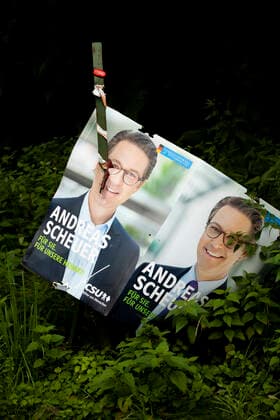 Bundestagswahlkampf 2021 29.08.2021, GER, Bayern, Passau: Ein Wahlplakat von Andreas Scheuer wurde zerstört und auf einem Pfosten aufgespießt. *** Bundestag election campaign 2021 29 08 2021, GER, Bavaria, Passau An election poster of Andreas Scheuer was destroyed and impaled on a post