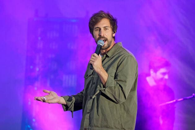 Sänger Max Giesinger. Sänger Max Giesinger während eines Auftritts im Rahmen eines Vor Deiner Tür -Konzertes am 29.08.2021 im Steigerwaldstadion Erfurt. 20210829BOS0001