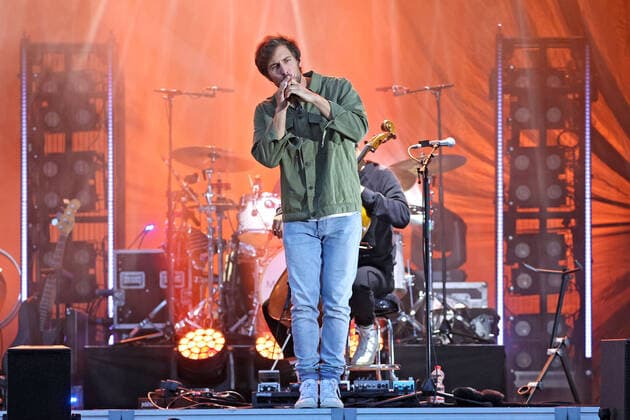Sänger Max Giesinger. Sänger Max Giesinger während eines Auftritts im Rahmen eines Vor Deiner Tür -Konzertes am 29.08.2021 im Steigerwaldstadion Erfurt. 20210829BOS0011