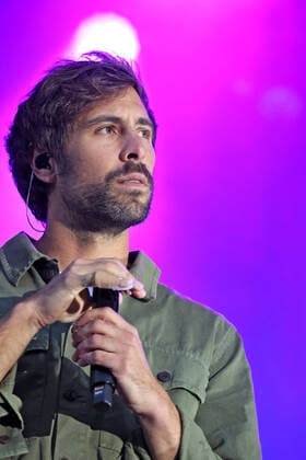 Sänger Max Giesinger. Sänger Max Giesinger während eines Auftritts im Rahmen eines Vor Deiner Tür -Konzertes am 29.08.2021 im Steigerwaldstadion Erfurt. 20210829BOS0013