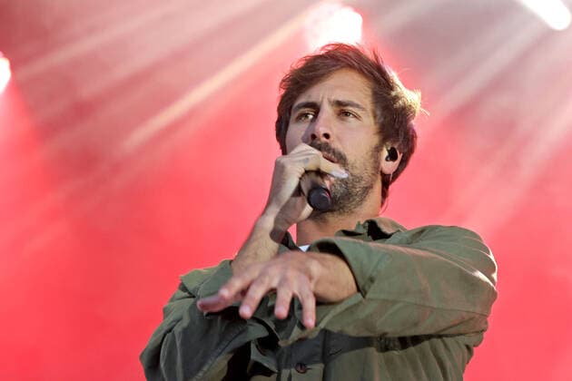 Sänger Max Giesinger. Sänger Max Giesinger während eines Auftritts im Rahmen eines Vor Deiner Tür -Konzertes am 29.08.2021 im Steigerwaldstadion Erfurt. 20210829BOS0014