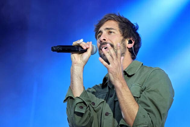 Sänger Max Giesinger. Sänger Max Giesinger während eines Auftritts im Rahmen eines Vor Deiner Tür -Konzertes am 29.08.2021 im Steigerwaldstadion Erfurt. 20210829BOS0017