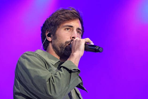 Sänger Max Giesinger. Sänger Max Giesinger während eines Auftritts im Rahmen eines Vor Deiner Tür -Konzertes am 29.08.2021 im Steigerwaldstadion Erfurt. 20210829BOS0019