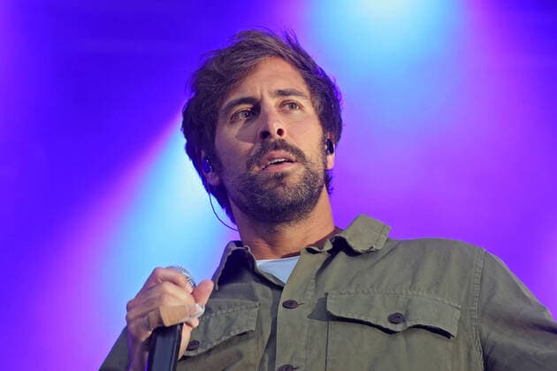 Sänger Max Giesinger. Sänger Max Giesinger während eines Auftritts im Rahmen eines Vor Deiner Tür -Konzertes am 29.08.2021 im Steigerwaldstadion Erfurt. 20210829BOS0026
