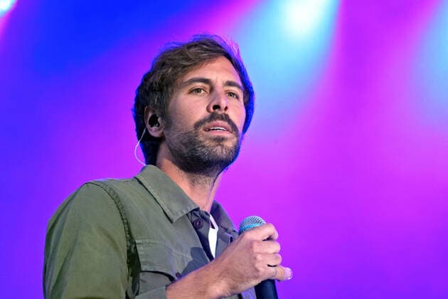 Sänger Max Giesinger. Sänger Max Giesinger während eines Auftritts im Rahmen eines Vor Deiner Tür -Konzertes am 29.08.2021 im Steigerwaldstadion Erfurt. 20210829BOS0029