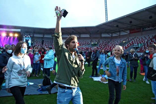 Sänger Max Giesinger. Sänger Max Giesinger während eines Auftritts im Rahmen eines Vor Deiner Tür -Konzertes am 29.08.2021 im Steigerwaldstadion Erfurt. 20210829BOS0032