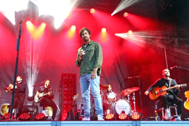 Sänger Max Giesinger. Sänger Max Giesinger während eines Auftritts im Rahmen eines Vor Deiner Tür -Konzertes am 29.08.2021 im Steigerwaldstadion Erfurt. 20210829BOS0039