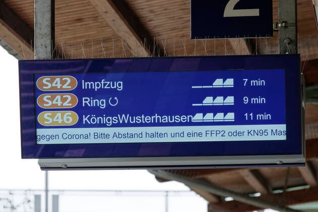 Impfzug im S-Bahnhof Berlin Westend 2021-08-30 - Deutschland, Berlin - Impfaktion auf dem Berliner S-Bahnring. Gut drei Stunden lang konnten sich Fahrgäste der Berlin S-Bahn am Montag Vormittag auch spontan vom Chefmediziner der Deutschen Bahn gegen das Corona-Virus impfen lassen. Im Bild die Bahnhofsanzeige mit dem Hinweis Impfzug und der Imfpzug an der Station Westend.