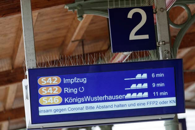Impfzug im S-Bahnhof Berlin Westend 2021-08-30 - Deutschland, Berlin - Impfaktion auf dem Berliner S-Bahnring. Gut drei Stunden lang konnten sich Fahrgäste der Berlin S-Bahn am Montag Vormittag auch spontan vom Chefmediziner der Deutschen Bahn gegen das Corona-Virus impfen lassen. Im Bild die Bahnhofsanzeige mit dem Hinweis Impfzug und der Imfpzug an der Station Westend.