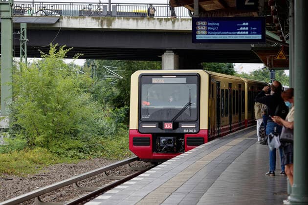 Impfzug im S-Bahnhof Berlin Westend 2021-08-30 - Deutschland, Berlin - Impfaktion auf dem Berliner S-Bahnring. Gut drei Stunden lang konnten sich Fahrgäste der Berlin S-Bahn am Montag Vormittag auch spontan vom Chefmediziner der Deutschen Bahn gegen das Corona-Virus impfen lassen. Im Bild die Bahnhofsanzeige mit dem Hinweis Impfzug und der Imfpzug an der Station Westend.