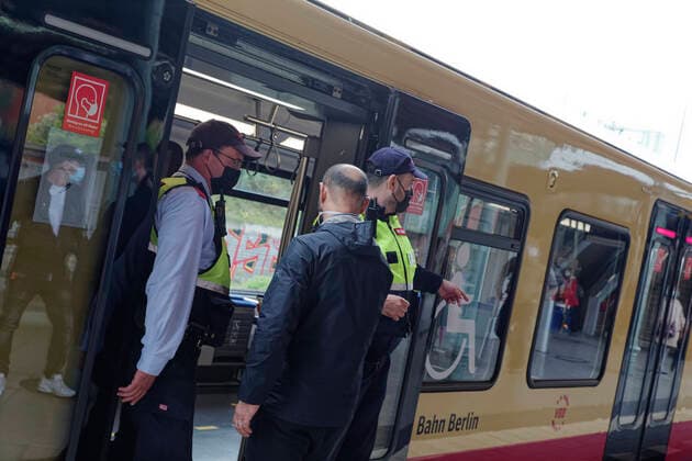 Impfzug im S-Bahnhof Berlin Westend 2021-08-30 - Deutschland, Berlin - Impfaktion auf dem Berliner S-Bahnring. Gut drei Stunden lang konnten sich Fahrgäste der Berlin S-Bahn am Montag Vormittag auch spontan vom Chefmediziner der Deutschen Bahn gegen das Corona-Virus impfen lassen. Im Bild die Bahnhofsanzeige mit dem Hinweis Impfzug und der Imfpzug an der Station Westend.