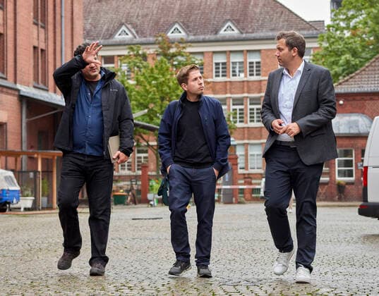 Carsten Bredow + Kevin Kühnert + Lars Klingbeil Deutschland, Berlin: Lars Klingbeil und Kevin Kühnert besuchen gemeinsam das Projekt Malzfabrik einem Kultur- und Kreativzentrum. Lars Klingbeil besucht den stellv. SPD-Parteivorsitzenden und Bundestagskandidaten in seinem Wahlkreis Berlin-Tempelhof-Schöneberg. Begleitet werden sie vom Geschäftsführer der Malzfabrik Carsten Bredow *** Carsten Bredow Kevin Kühnert Lars Klingbeil Germany, Berlin Lars Klingbeil and Kevin Kühnert visit together the project Malzfabrik a culture and creative center Lars Klingbeil visits the deputy SPD party leader and Bundestag candidate in his constituency Berlin Tempelhof Schöneberg Accompanied by the managing director of the Malzfabrik Carsten Bredow