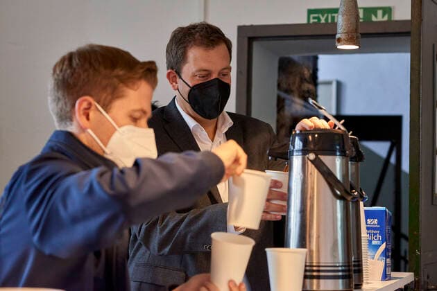 Kevin Kühnert + Lars Klingbeil Deutschland, Berlin: Lars Klingbeil und Kevin Kühnert besuchen gemeinsam das Projekt Malzfabrik einem Kultur- und Kreativzentrum. Lars Klingbeil besucht den stellv. SPD-Parteivorsitzenden und Bundestagskandidaten in seinem Wahlkreis Berlin-Tempelhof-Schöneberg. Begleitet werden sie vom Geschäftsführer der Malzfabrik Carsten Bredow *** Kevin Kühnert Lars Klingbeil Germany, Berlin Lars Klingbeil and Kevin Kühnert visit together the project Malzfabrik a culture and creative center Lars Klingbeil visits the deputy SPD party leader and Bundestag candidate in his constituency Berlin Tempelhof Schöneberg Accompanied by the managing director of the Malzfabrik Carsten Bredow