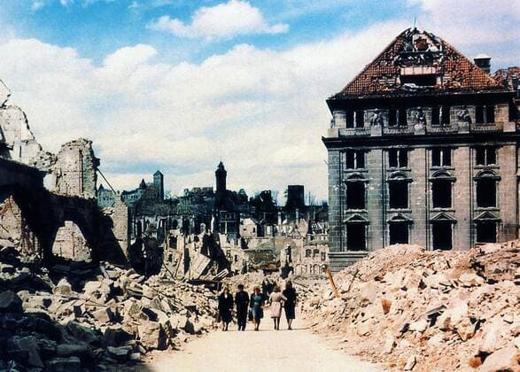 Nuremberg in Ruins People are walking along the ruins of their bombed-out city. World War II. Nuremberg, Bavaria, Germany. June 1945 ! ACHTUNG: AUFNAHMEDATUM GESCHÄTZT!