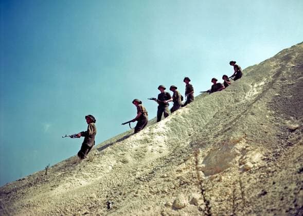 Operation Overlord Normandy Soldiers of the 3rd Canadian Infantry Division are on patrol near Juno Beach where they landed on D-Day on the outskirts of Bernieres-sur-Mer. 14,000 Canadians were put ashore and 340 lost their live in the battles for the beachhead. World War II. Department Calvados, Region Lower Normandy, France. 6th June 1944 ! ACHTUNG: AUFNAHMEDATUM GESCHÄTZT! *** Operation Overlord Normandie Soldaten der 3. kanadischen Infanteriedivision patrouillieren in der Nähe von Juno Beach, wo sie am D-Day am Rande von Bernieres sur Mer gelandet sind 14.000 Kanadier wurden an Land gesetzt und 340 verloren ihr Leben in den Kämpfen um den Landekopf Zweiter Weltkrieg Department Calvados, Region Basse-Normandie, Frankreich 6. Juni 1944 ACH