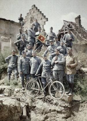 French officers of the 370th Infantry Regiment are posing in the ruins after the attack of German troops at the Chemin des Dames near Reims during World War I. They have a bicycle and the flag of the 370th Infantry Regiment. The region was one of the worst battle grounds on the Western Front during World War I. Département Aisne, France 1917 Autochrome Lumière Photo: Fernand Cuville (1887-1927) ! ACHTUNG: AUFNAHMEDATUM GESCHÄTZT! *** Französische Offiziere des 370. Infanterieregiments posieren in den Trümmern nach dem Angriff der deutschen Truppen am Chemin des Dames bei Reims während des Ersten Weltkriegs Sie tragen ein Fahrrad und die Fahne des 370. Infanterieregiments Die Region war während des Ersten Weltkriegs eines der schlimmsten Sch