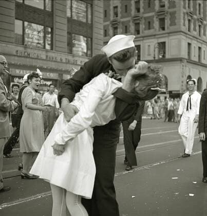 Ikonische Bilder der Zeitgeschichte The Victory Kiss New York City celebrating the surrender of Japan. World War II. Photo: Lt. Victor Jorgensen Times Square, New York City, 14th August, 1945. ! ACHTUNG: AUFNAHMEDATUM GESCHÄTZT!