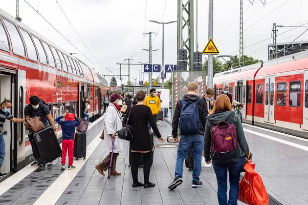 Bahnhof Stuttgart-Vaihingen mit Reisenden und Zügen. 29.08.2021: Deutschland, Baden-Württemberg, Stuttgart.