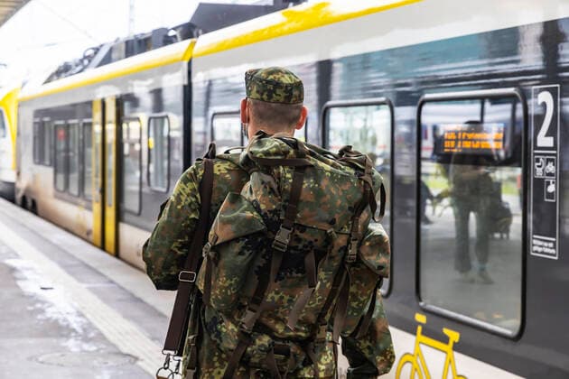 Bundeswehrsoldat am Bahnsteig. Hauptbahnhof Stuttgart. Soldaten in Uniform reisen kostenfrei. 29.08.2021: Deutschland, Baden-Württemberg, Stuttgart. *** Bundeswehr soldier on platform at Stuttgart main station Soldiers in uniform travel free of charge 29 08 2021 Germany, Baden Württemberg, Stuttgart