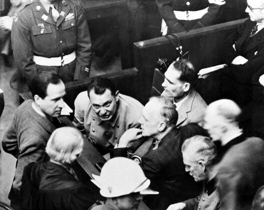 International Military Tribunal (IMT) November 20, 1945 - October 1, 1946 The defendants Hermann Göring, Karl Dönitz, Wilhelm Keitel and Rudolf Hess (above Karl Dönitz) are talking to defense lawyers at the Nuremberg International War Crimes Trial. Nuremberg, Germany 1946 ! ACHTUNG: AUFNAHMEDATUM GESCHÄTZT! *** Internationaler Militärgerichtshof IMT 20. November 1945 1. Oktober 1946 Die Angeklagten Hermann Göring, Karl Dönitz, Wilhelm Keitel und Rudolf Hess über Karl Dönitz sprechen mit den Verteidigern im Nürnberger Internationalen Kriegsverbrecherprozess Nürnberg, Deutschland 1946 ACHTUNG AUFNAHMEDATUM GESCHÄTZT