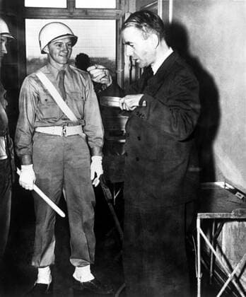 IInternational Military Tribunal (IMT) November 20, 1945 - October 1, 1946 Guards in the prison cell of the defendant Albert Speer. International War Crimes Trial. Nuremberg, Germany 1946 ! ACHTUNG: AUFNAHMEDATUM GESCHÄTZT! *** IInternationaler Militärgerichtshof IMT 20. November 1945 1. Oktober 1946 Wachen in der Gefängniszelle des Angeklagten Albert Speer Internationaler Kriegsverbrecherprozess Nürnberg, Deutschland 1946 ACHTUNG AUFNAHMEDATUM GESCHÄTZT