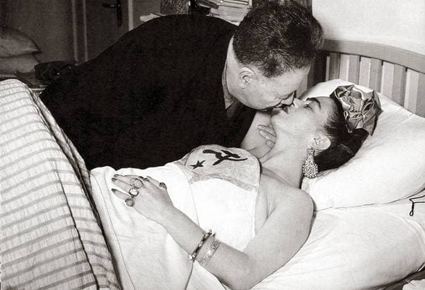 Frida Kahlo and Diego Rivera Kahlo (1907 -1954) in her bed at the Blue House (Casa Azul), Coyoaca. Mexico City, 1940 Photo was taken after the divorce from Rivera (November 1939) and shortly before Rivera and Kahlo remarried. ! ACHTUNG: AUFNAHMEDATUM GESCHÄTZT! *** Frida Kahlo und Diego Rivera Kahlo 1907 1954 in ihrem Bett im Blauen Haus Casa Azul, Coyoaca Mexiko-Stadt, 1940 Das Foto entstand nach der Scheidung von Rivera im November 1939 und kurz bevor Rivera und Kahlo wieder heirateten ACHTUNG AUFNAHMEDATUM GESCHÄTZT