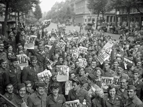 American servicemen and women gather in front of Rainbow Corner Red Cross club in Paris, France to celebrate the unconditional surrender of the Japanese. 2nd September 1945. On August 6 and 9, 1945, the United States had dropped atomic bombs on Hiroshima and Nagasaki. France. ! ACHTUNG: AUFNAHMEDATUM GESCHÄTZT! *** Amerikanische Soldaten und Frauen versammeln sich vor dem Rainbow Corner Red Cross Club in Paris, Frankreich, um die bedingungslose Kapitulation der Japaner zu feiern 2. September 1945 Am 6. und 9. August 1945 hatten die Vereinigten Staaten Atombomben auf Hiroshima und Nagasaki abgeworfen Frankreich ACHTUNG AUFNAHMEDATUM GESCHÄTZT