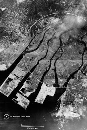 ATOMIC BOMB HIROSHIMA Hiroshima in ruins after the dropping of the atomic bomb August 6, 1945. August 1945. The circle indicates the aiming point of the bomb Little Boy , which was dropped on Hiroshima by an American B-29 bomber, the Enola Gay, flown by Colonel Paul Tibbets, directly killing an estimated 80,000 people. By the end of the year, injury and radiation brought the total number of deaths to 90,000-166,000. Hiroshima, Japan. 19450801 ! ACHTUNG: AUFNAHMEDATUM GESCHÄTZT! *** ATOMBOMBE HIROSHIMA Hiroshima in Trümmern nach dem Abwurf der Atombombe 6. August 1945 August 1945 Der Kreis zeigt den Zielpunkt der Bombe Little Boy , die von einem amerikanischen B 29-Bomber, der Enola Gay, auf Hiroshima abgeworfen wurde, geflogen von Colonel
