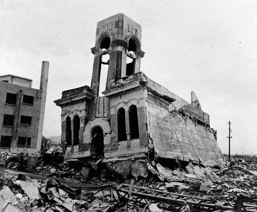 ATOMIC BOMB HIROSHIMA A destroyed building in Hiroshima. August 1945. This area is near the hypocenter of the A-bomb blast. The bomb Little Boy , was dropped on Hiroshima by an American B-29 bomber, the Enola Gay, flown by Colonel Paul Tibbets, directly killing an estimated 80,000 people. By the end of the year, injury and radiation brought the total number of deaths to 90,000-166,000. Photo: Shigeo Hayashi. Hiroshima, Japan. 19450801 ! ACHTUNG: AUFNAHMEDATUM GESCHÄTZT! *** ATOMBOMBE HIROSHIMA Ein zerstörtes Gebäude in Hiroshima August 1945 Dieses Gebiet liegt in der Nähe des Hypozentrums der A-Bombenexplosion Die Bombe Little Boy wurde von einem amerikanischen B 29-Bomber, der Enola Gay, geflogen von Colonel Paul Tibbets, auf Hiroshima ab