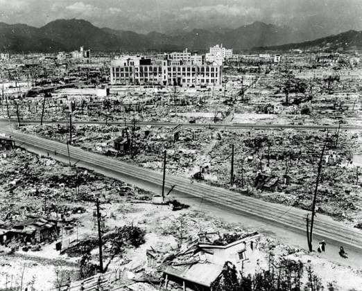 ATOMIC BOMB HIROSHIMA Hiroshima in ruins after the dropping of the atomic bomb, August 6, 1945. August 1945. The bomb Little Boy , was dropped on Hiroshima by an American B-29 bomber, the Enola Gay, flown by Colonel Paul Tibbets, directly killing an estimated 80,000 people. By the end of the year, injury and radiation brought the total number of deaths to 90,000-166,000. Hiroshima, Japan. 19450801 ! ACHTUNG: AUFNAHMEDATUM GESCHÄTZT! *** ATOMBOMBE HIROSHIMA Hiroshima in Trümmern nach dem Abwurf der Atombombe, 6. August 1945 August 1945 Die Bombe Little Boy wurde von einem amerikanischen B 29-Bomber, der Enola Gay , geflogen von Oberst Paul Tibbets, auf Hiroshima abgeworfen und tötete schätzungsweise 80.000 Menschen. Am Ende des Jahres st