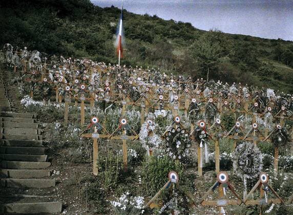 WORLD WAR I IN FRANCE A military cemetary on a hillside in the town of Moosch in Alsace containing graves of the Blue Devils of the Chasseurs Alpins and some infanterists of the 152nd Infantry Regiment as well as some Chasseurs a Pied. 1917. A French flag has been set up. Western Front. World War I. Autochrome Lumiere. Photo: Paul Castelnau (1880-1944). France. 19170101 ! ACHTUNG: AUFNAHMEDATUM GESCHÄTZT! *** WELTKRIEG IN FRANKREICH Ein Soldatenfriedhof auf einem Hügel in der Stadt Moosch im Elsass mit Gräbern der Blue Devils der Chasseurs Alpins und einiger Infanteristen des 152. Infanterieregiments sowie einiger Chasseurs a Pied 1917 Eine französische Flagge ist aufgestellt Westfront Erster Weltkrieg Autochrome Lumiere Foto Paul Cast