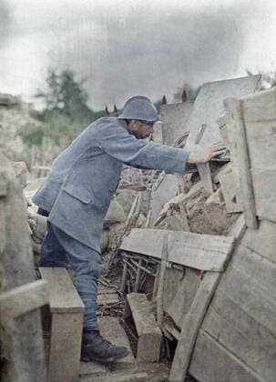 WORLD WAR I IN FRANCE A French soldier in the Army lookout 26 is viewing the area in front of him through a protective metal shield. 26th June 1917. Eglingen, Department Haut-Rhin, Region Alsace. Western Front. World War I. Autochrome Lumiere. Photo: Paul Castelnau (1880-1944). France. 19170626 ! ACHTUNG: AUFNAHMEDATUM GESCHÄTZT! *** WELTKRIEG IN FRANKREICH Ein französischer Soldat im Armeewachtposten 26 betrachtet das Gebiet vor ihm durch einen Metallschutzschild 26. Juni 1917 Eglingen, Departement Haut Rhin, Region Elsass Westfront Erster Weltkrieg Autochrom Lumiere Foto Paul Castelnau 1880 1944 Frankreich 19170626 ACHTUNG AUFNAHMEDATUM GESCHÄTZT
