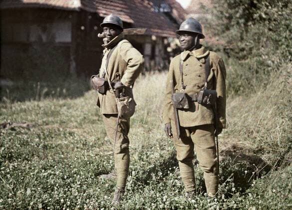 WORLD WAR I IN FRANCE Two Senegalese soldiers serving in the French Army as infantrymen. 22nd June 1917. They are Bambara (Bamana or Banmana), a Mandé people living in west Africa. Balschwiller, Department Haut-Rhin, Region Alsace. Western Front. World War I. Autochrome Lumiere. Photo: Paul Castelnau (1880-1944). France. 19170622 ! ACHTUNG: AUFNAHMEDATUM GESCHÄTZT! *** WELTKRIEG IN FRANKREICH Zwei senegalesische Soldaten, die in der französischen Armee als Infanteristen dienen 22. Juni 1917 Sie sind Bambara Bamana oder Banmana , ein Mandé-Volk, das in Westafrika lebt Balschwiller, Departement Haut Rhin, Region Elsass Westfront Erster Weltkrieg Autochrom Lumiere Foto Paul Castelnau 1880 1944 Frankreich 19170622 ACHTUNG AUFNAHMEDATUM GESCHÄTZ
