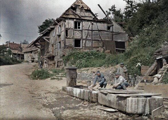 WORLD WAR I IN FRANCE Two French soldiers assigned to a telephone station are washing their laundry in a trough of a fountain, while three others are watching. 18th June 1917. Village of Largitzen, Department Haut-Rhin, Region Alsace. Western Front. World War I. Autochrome Lumiere. Photo: Paul Castelnau (1880-1944). France. 19170618 ! ACHTUNG: AUFNAHMEDATUM GESCHÄTZT! *** WELTKRIEG IN FRANKREICH Zwei französische Soldaten, die einer Telefonstation zugeteilt sind, waschen ihre Wäsche in einem Trog eines Brunnens, während drei andere zusehen 18. Juni 1917 Dorf Largitzen, Departement Haut Rhin, Region Elsass Westfront Erster Weltkrieg Autochrom Lumiere Foto Paul Castelnau 1880 1944 Frankreich 19170618 ACHTUNG AUFNAHMEDATUM GESCHÄTZT