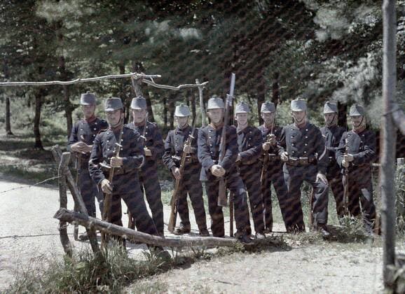 WORLD WAR I IN FRANCE A group of Swiss border guards behind a fence between Switzerland and France, Department Haut-Rhin, Region Alsace. 19th June 1917. Western Front. World War I. Autochrome Lumiere. Photo: Paul Castelnau (1880-1944). France. 19170619 ! ACHTUNG: AUFNAHMEDATUM GESCHÄTZT! *** WELTKRIEG IN FRANKREICH Eine Gruppe von Schweizer Grenzwächtern hinter einem Zaun zwischen der Schweiz und Frankreich, Departement Haut Rhin, Region Elsass 19. Juni 1917 Westfront Erster Weltkrieg Autochrom Lumiere Foto Paul Castelnau 1880 1944 Frankreich 19170619 ACHTUNG AUFNAHMEDATUM GESCHÄTZT