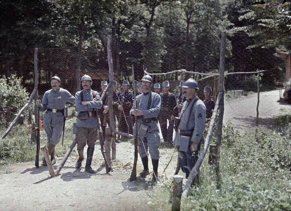 WORLD WAR I IN FRANCE The border between Switzerland and France in the municipality Pfetterhouse, Department Haut-Rhin, Region Alsace. 19th June 1917. In front are four French border guards, behind them a group of Swiss guards. Between them is a fence. Western Front. World War I. Autochrome Lumiere. Photo: Paul Castelnau (1880-1944). France. 19170619 ! ACHTUNG: AUFNAHMEDATUM GESCHÄTZT! *** WELTKRIEG IN FRANKREICH Die Grenze zwischen der Schweiz und Frankreich in der Gemeinde Pfetterhouse, Departement Haut Rhin, Region Elsass 19. Juni 1917 Vorne vier französische Grenzwächter, dahinter eine Gruppe von Schweizer Wächtern Dazwischen ein Zaun Westfront Erster Weltkrieg Autochrom Lumiere Foto Paul Castelnau 1880 1944 Frankreich 19170619 ACHTUN
