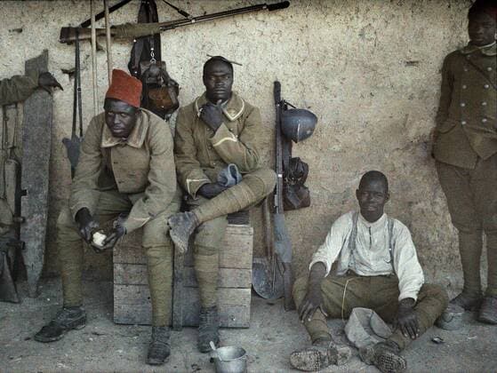 WORLD WAR I IN FRANCE Senegalese soldiers serving in the French Army as infantrymen are resting in a room with guns and equipment next to them. 16th June 1917. Saint-Ulrich, Department Haut-Rhin, Region Alsace. Western Front. World War I. Autochrome Lumiere. Photo: Paul Castelnau (1880-1944). France. 19170616 ! ACHTUNG: AUFNAHMEDATUM GESCHÄTZT! *** WELTKRIEG IN FRANKREICH Senegalesische Soldaten, die in der französischen Armee als Infanteristen dienen, ruhen sich in einem Raum aus, in dem sich neben ihnen Geschütze und Ausrüstung befinden 16. Juni 1917 Saint Ulrich, Departement Haut Rhin, Region Elsass Westfront Erster Weltkrieg Autochrom Lumiere Foto Paul Castelnau 1880 1944 Frankreich 19170616 ACHTUNG AUFNAHMEDATUM GESCHÄTZT