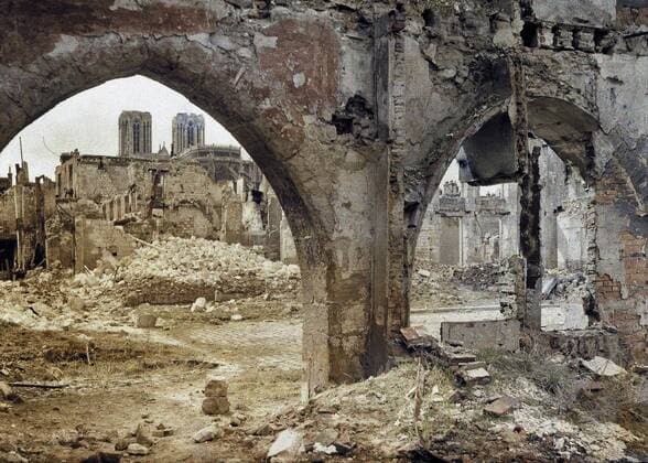 WORLD WAR I IN FRANCE The towers of the Cathedral Notre-Dame de Reims (Our Lady of Reims) can be seen through the damaged windows of a downtown building. 3rd April 1917. Western Front. World War I. Autochrome Lumiere. Photo: Paul Castelnau (1880-1944). France. 19170403 ! ACHTUNG: AUFNAHMEDATUM GESCHÄTZT! *** WELTKRIEG IN FRANKREICH Die Türme der Kathedrale Notre Dame de Reims Unsere Liebe Frau von Reims ist durch die beschädigten Fenster eines Gebäudes in der Innenstadt zu sehen 3. April 1917 Westfront Erster Weltkrieg Autochrom Lumiere Foto Paul Castelnau 1880 1944 Frankreich 19170403 ACHTUNG AUFNAHMEDATUM GESCHÄTZT