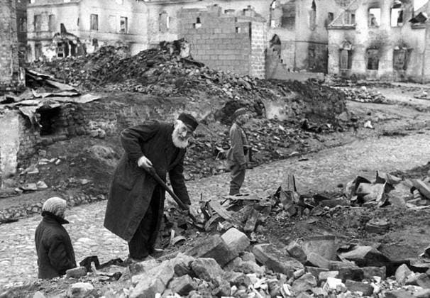 IMAGO History, Zweiter Weltkrieg: 1939 - 1945 Poland, An elderly Jew assigned by the German Army to clear away the rubble, 09 1939. ! ACHTUNG: AUFNAHMEDATUM GESCHÄTZT! *** Polen, Ein älterer Jude, der von der deutschen Armee mit der Beseitigung der Trümmer beauftragt wird, 09 1939 ACHTUNG AUFNAHMEDATUM GESCHÄTZT