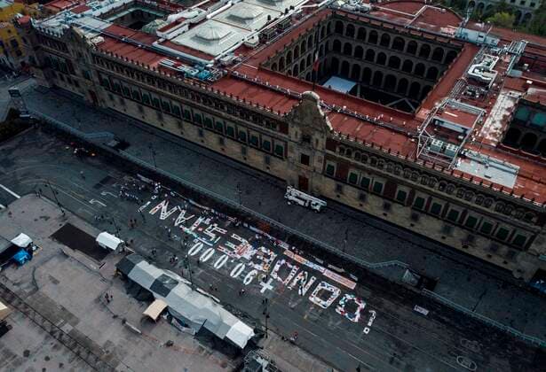 Mexiko - Internationaler Tag der Opfer des gewaltsamem Verschwindenlassens Aerial picture taken from a drone that shows relatives and friends of the disappeared during their protest in front of the National Palace, in Mexico City, Mexico, 30 August 2021. Several dozen relatives of disappeared persons protested this Monday in front of the National Palace on the International Day of the Victims of Forced Disappearances, demanding justice for the more than 90,000 people who have not been found in the country. Relatives of the disappeared protest in front of the National Palace of Mexico !ACHTUNG: NUR REDAKTIONELLE NUTZUNG!  Copyright: xMadlaxHartzx MEX271 20210830-081aeeea3ee6fdec6da9c2b66a90fb23f64891a1