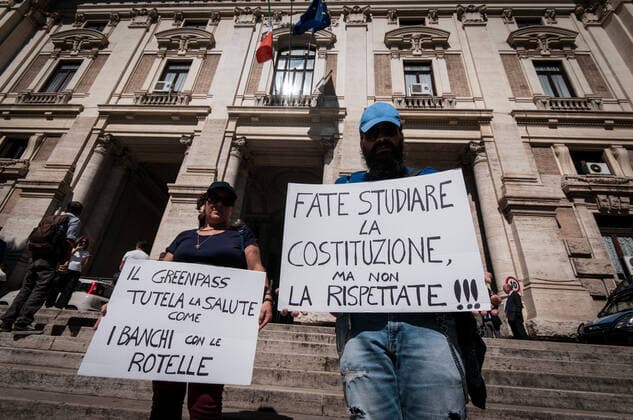 Coronavirus in Italien, Demonstration gegen den Grünen Pass in Rom Protest At Ministry Of Education Over Green Pass Requirements Teachers and school workers protest in front of the MIUR, Ministry of Education against the Green Pass requirement for returning to school, on August 30, 2021 in Rome, Italy. Rome Italy Italy ronchini-greenpas210830_npJXZ  Copyright: xAndreaxRonchinix
