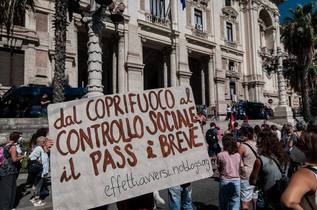 Coronavirus in Italien, Demonstration gegen den Grünen Pass in Rom Protest At Ministry Of Education Over Green Pass Requirements Teachers and school workers protest in front of the MIUR, Ministry of Education against the Green Pass requirement for returning to school, on August 30, 2021 in Rome, Italy. Rome Italy Italy ronchini-greenpas210830_npSth  Copyright: xAndreaxRonchinix