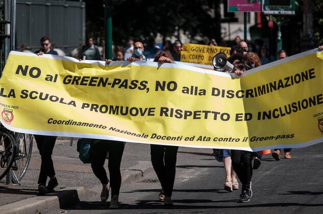 Coronavirus in Italien, Demonstration gegen den Grünen Pass in Rom Protest At Ministry Of Education Over Green Pass Requirements Teachers and school workers protest in front of the MIUR, Ministry of Education against the Green Pass requirement for returning to school, on August 30, 2021 in Rome, Italy. Rome Italy Italy ronchini-greenpas210830_npdkc  Copyright: xAndreaxRonchinix