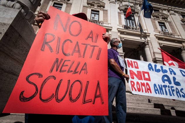 Coronavirus in Italien, Demonstration gegen den Grünen Pass in Rom Protest At Ministry Of Education Over Green Pass Requirements Teachers and school workers protest in front of the MIUR, Ministry of Education against the Green Pass requirement for returning to school, on August 30, 2021 in Rome, Italy. Rome Italy Italy ronchini-greenpas210830_npWA8  Copyright: xAndreaxRonchinix