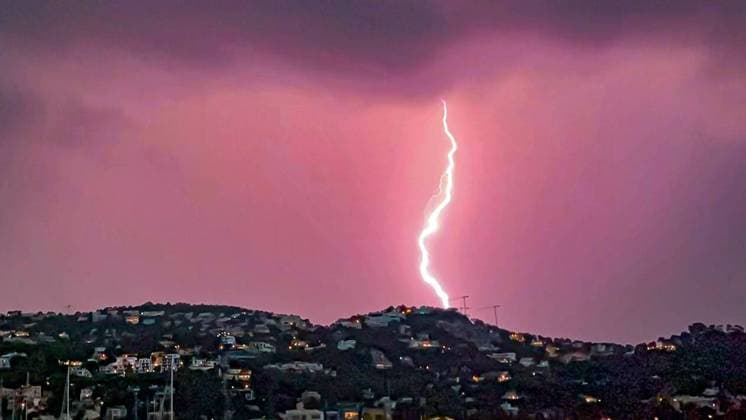 News Bilder des Tages Spanien, Gewitter über Port d Andratx, Mallorca Ballearen, Mallorca, Port d Andratx., 30.08.2021, schwere Gewitter mit Sintflutartigen au der Insel, Regenfällen *** Ballearen, Mallorca, Port d Andratx , 30 08 2021, heavy thunderstorms with torrential on the island, rainfall