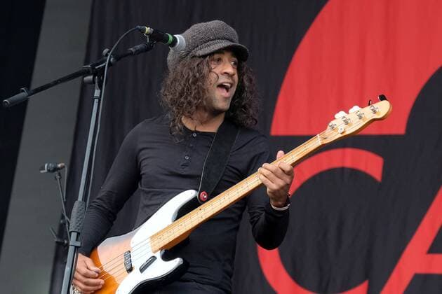 August 29, 2021, Portsmouth, Hampshire, United Kingdom: James Jay Lewis, singer songwriter and bass player with English Indie alternative rock band Cast performs live on stage at Victorious Festival in Portsmouth. Portsmouth United Kingdom - ZUMAs197 20210829_zaa_s197_355 Copyright: xDawnxFletcher-Parkx