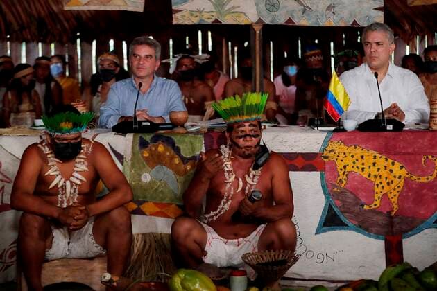 The captain of the Yussy Monilla Amena indigenous community, Absalon Arango (c), speaks during a meeting with the President of Colombia, Ivan Duque (R), and the Minister of the Environment and Sustainable Development of Colombia, Carlos Eduardo Correa (L), during the Biodiversity PreCOP 2021, today, in Leticia, Colombia, 30 August 2021. The event brings together different world leaders and representatives in order to establish actions for the preservation and protection of the planet s biodiversity prior to the Conference of the Parties of the Convention on Biological Diversity (COP15), to be held in China. EFE Carlos Ortega Biodiversity PreCOP from the Colombian Amazon !ACHTUNG: NUR REDAKTIONELLE NUTZUNG!  Copyright: xCarlosxOrtegax AME1463 20210830-170e593c7ad3c653ce504dd42bfd8248443dee82